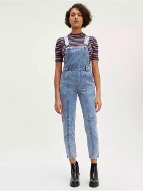 Levi’s Mom Utility Overalls in Pull a Fast One Medium Wash Size 29
